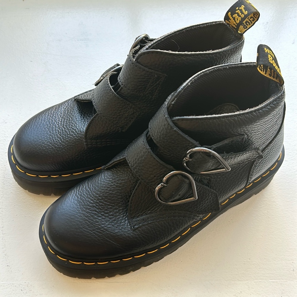 Like new!!! Doc Marten’s Devon Heart platform boot